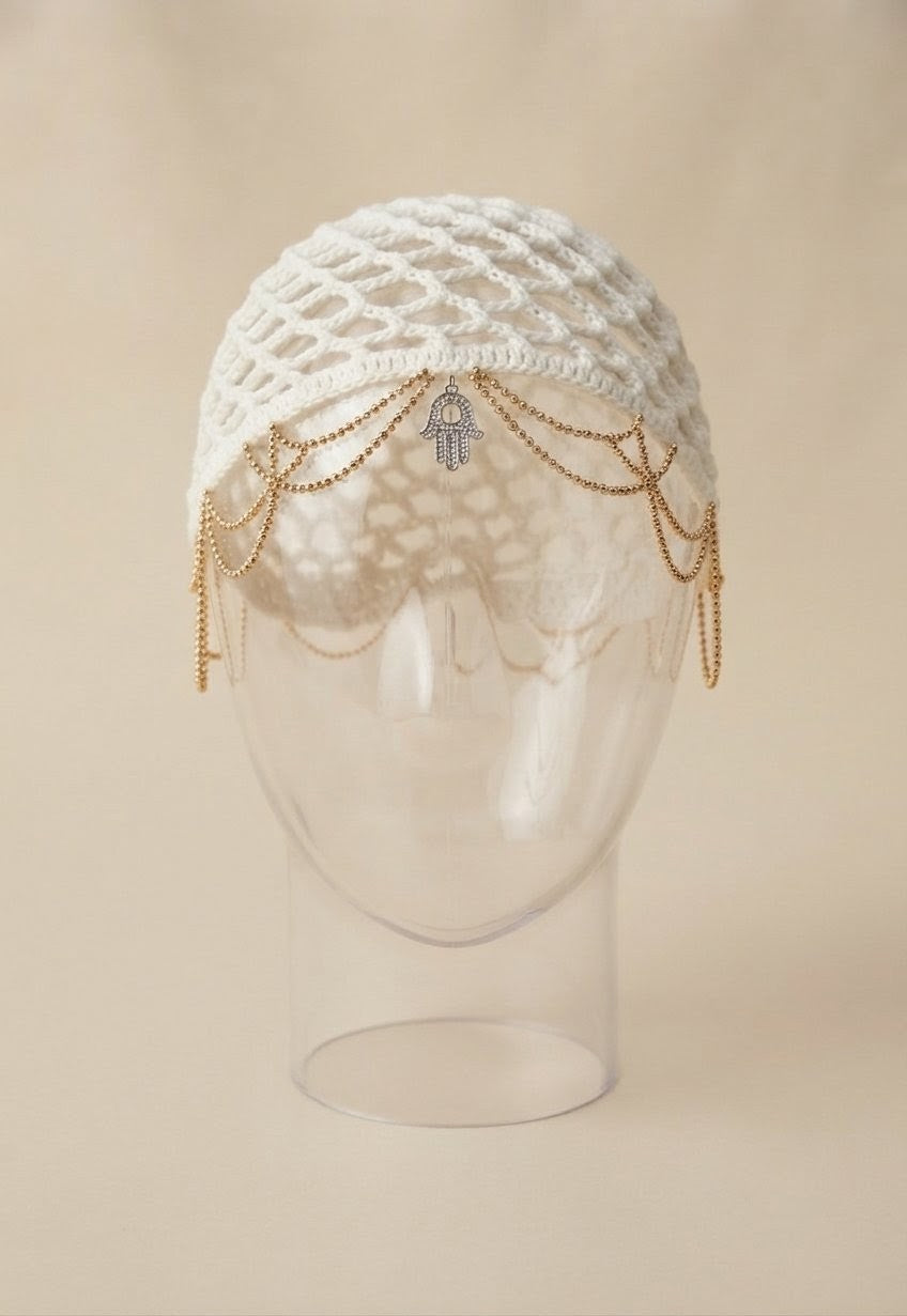 Calotte au crochet à chaînes dorées et Main de Fatma — Blanc Écru
