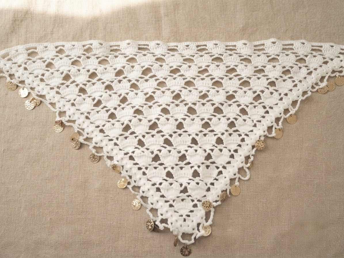Foulard Crochet Blanc & Pièces Dorées Antiques — Bandana Artisanal Marocain