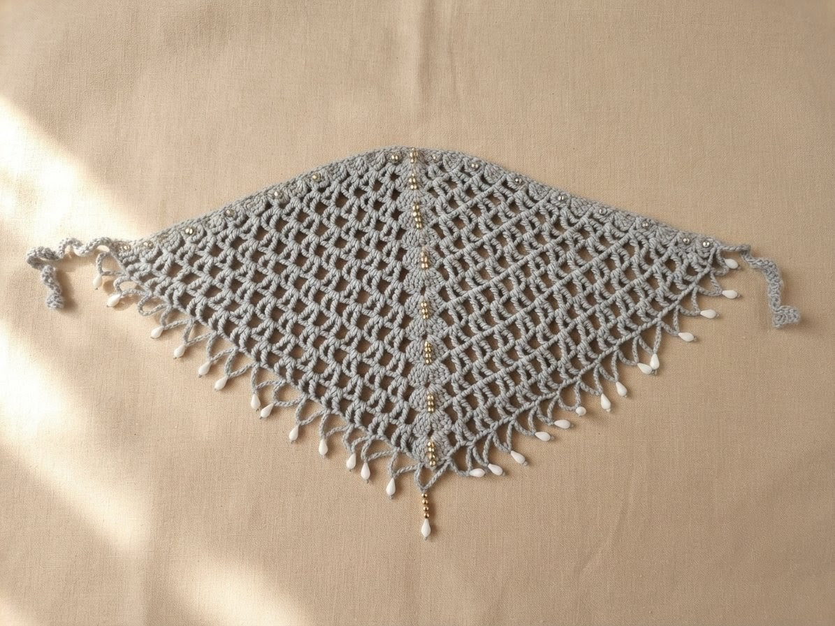 Foulard Crochet Gris Argenté & Perles Blanches — Bandana Artisanal Marocain