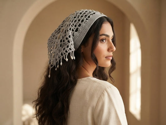 Foulard Crochet Gris Argenté & Perles Blanches — Bandana Artisanal Marocain
