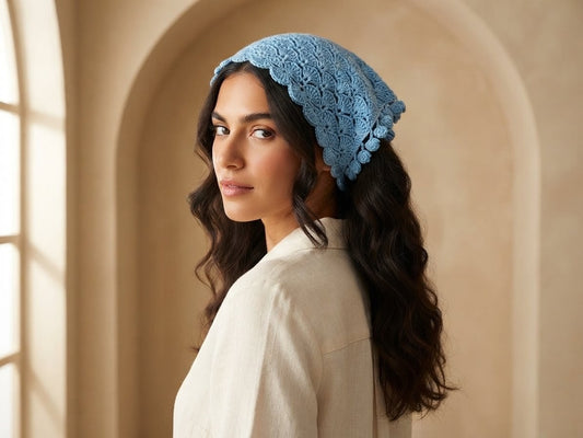 Foulard Crochet Bleu Ciel & Pompons — Bandana Artisanal Marocain